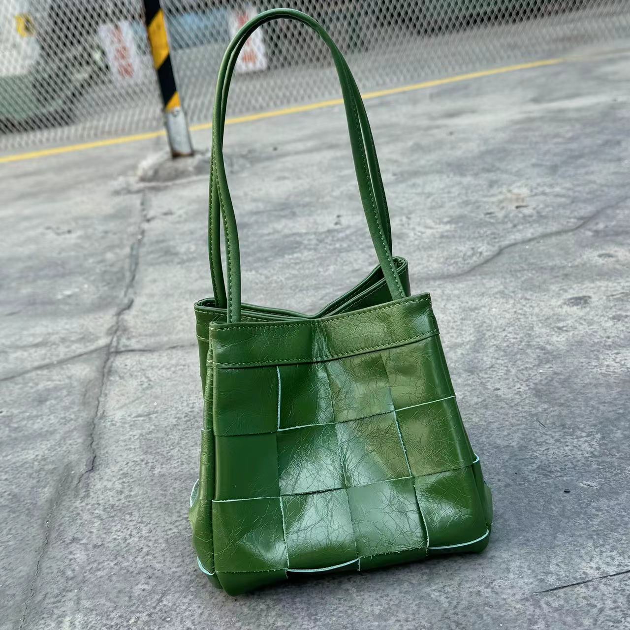 9356-13bv绿头层油蜡牛皮小方包