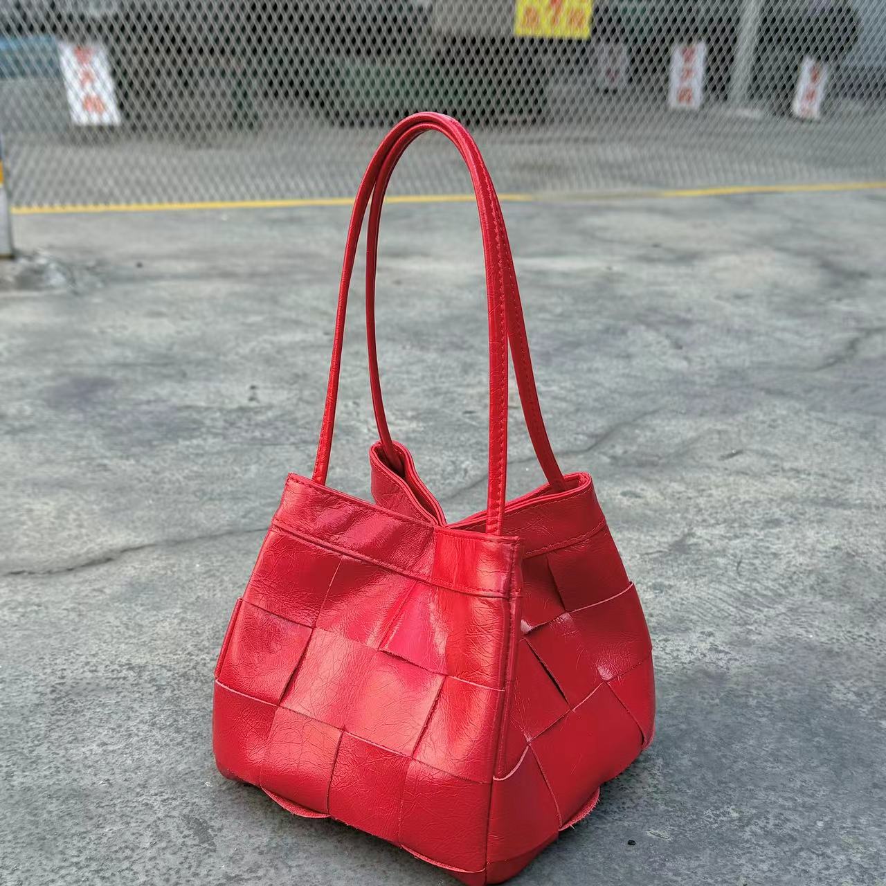 9356-13红色头层油蜡牛皮小方包