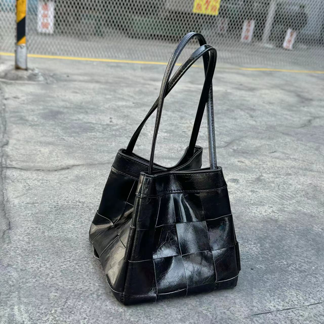 9356-13黑色头层油蜡牛皮小方包