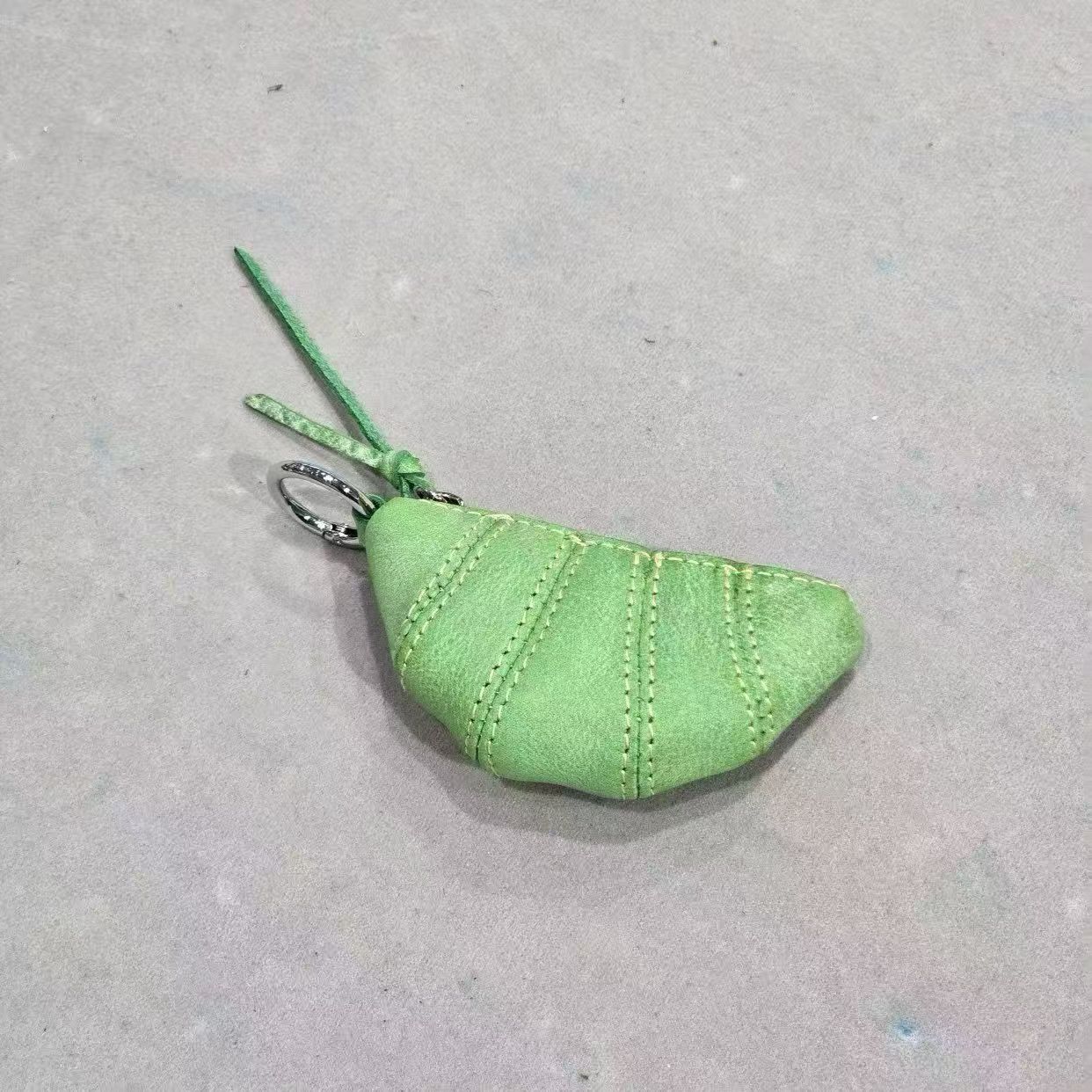 翠绿色