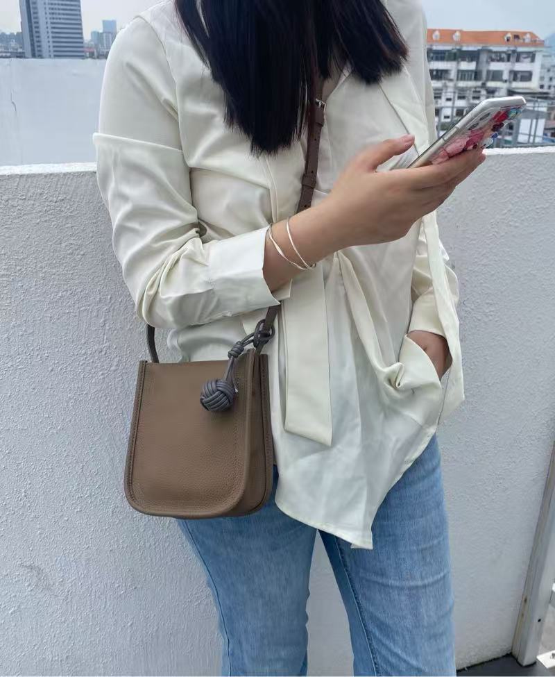 灰色